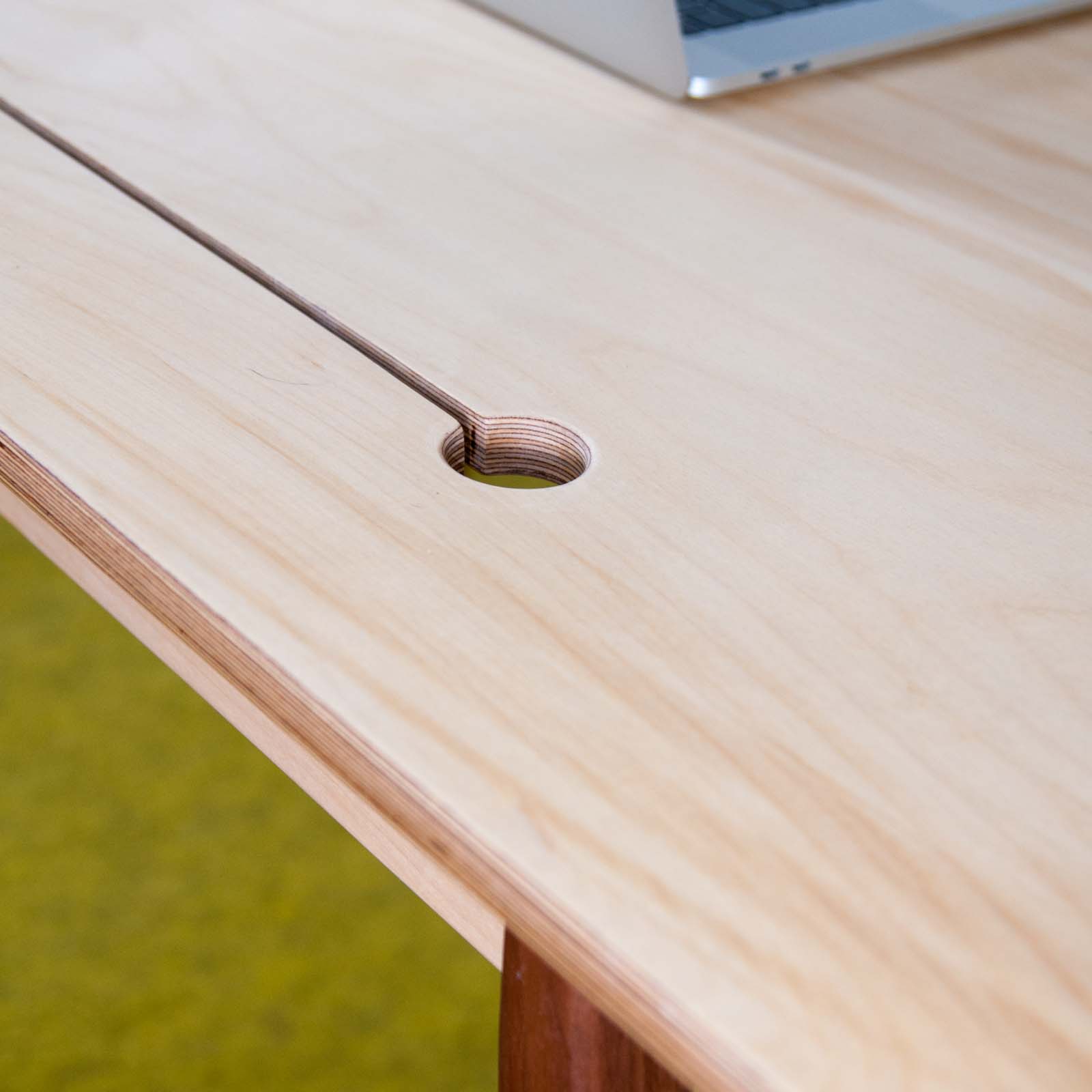 Desk v.1 detail cable groove