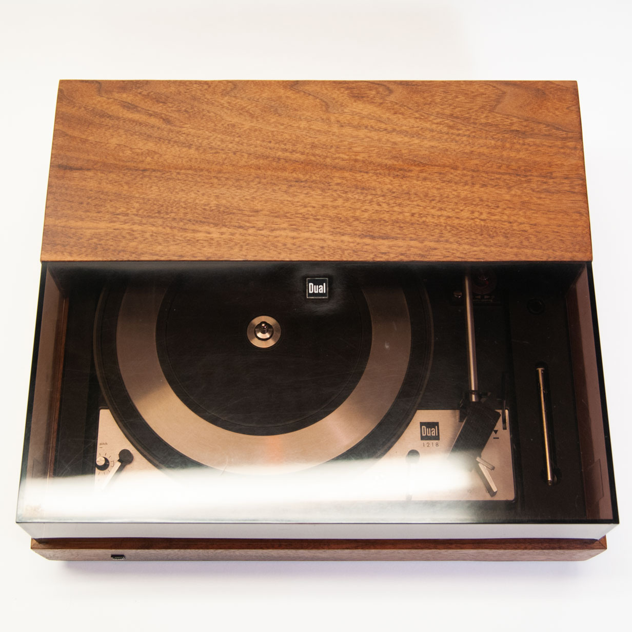 Dual turntable base, top view, dust cover closed