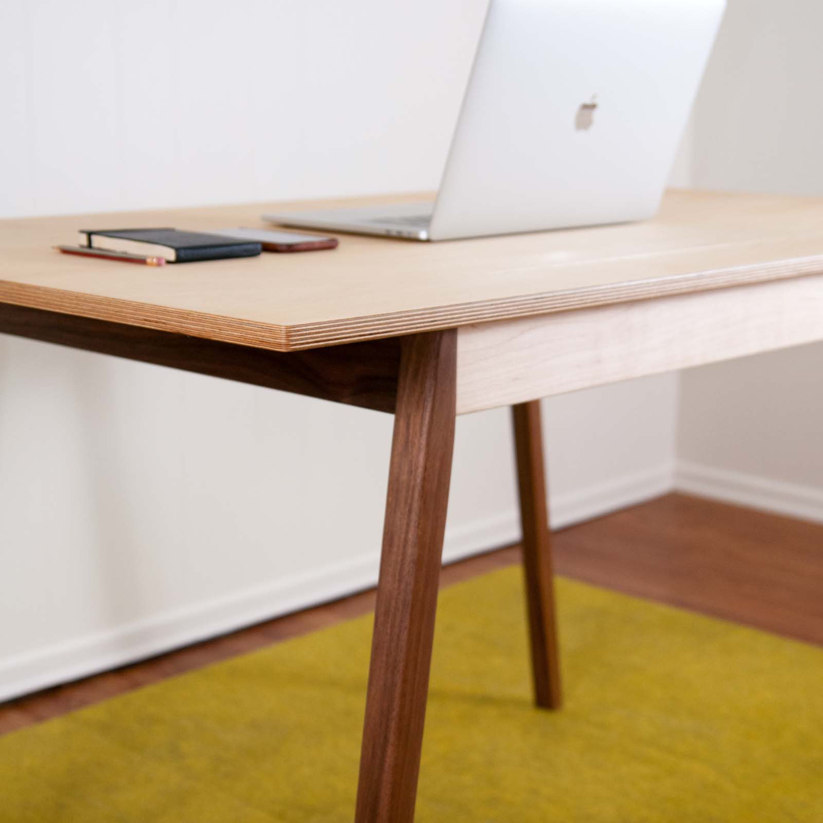 Desk v.1 with laptop